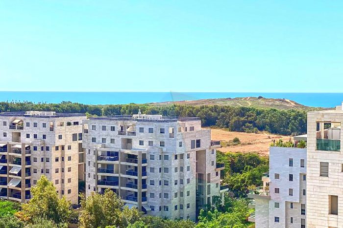 למכירה באזורי חן דירה 4 חדרים